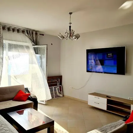 Beautiful 2 Bedroom Flat דירה