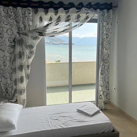 Beautiful 2 Bedroom Flat דירה *