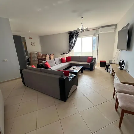 Beautiful 2 Bedroom Flat *